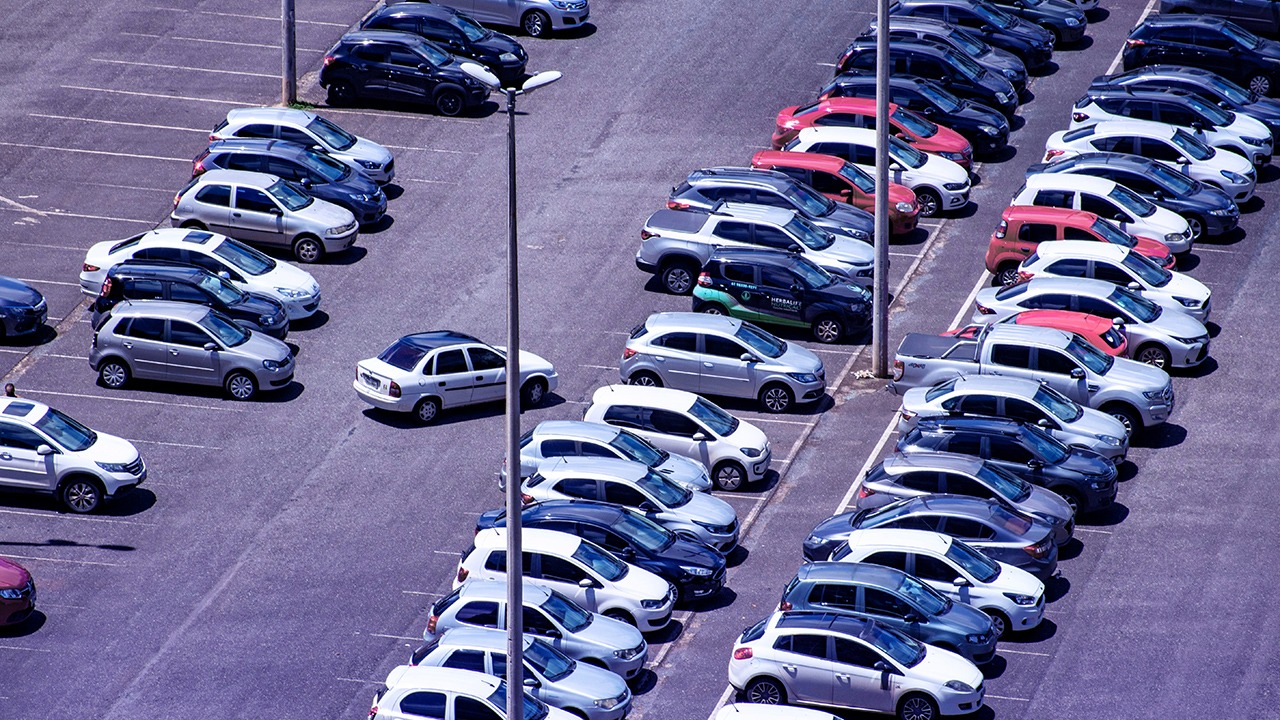 How Smart Parking Solutions Help in Reducing Traffic and Emissions